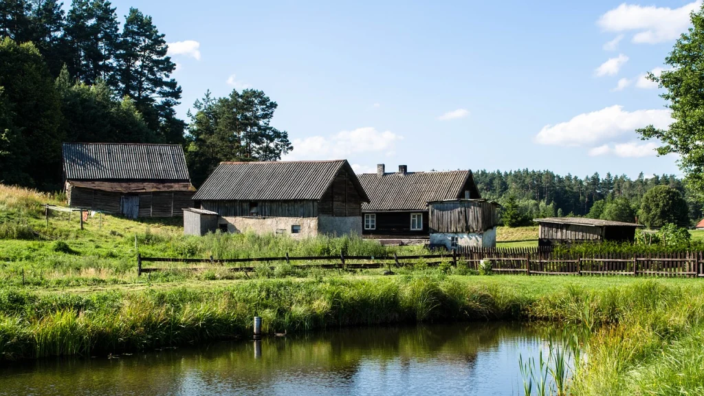 https://www.ruszwpodroz.pl/wp-content/uploads/2023/12/jezioro-mazury-wiejski-krajobraz-scaled.webp