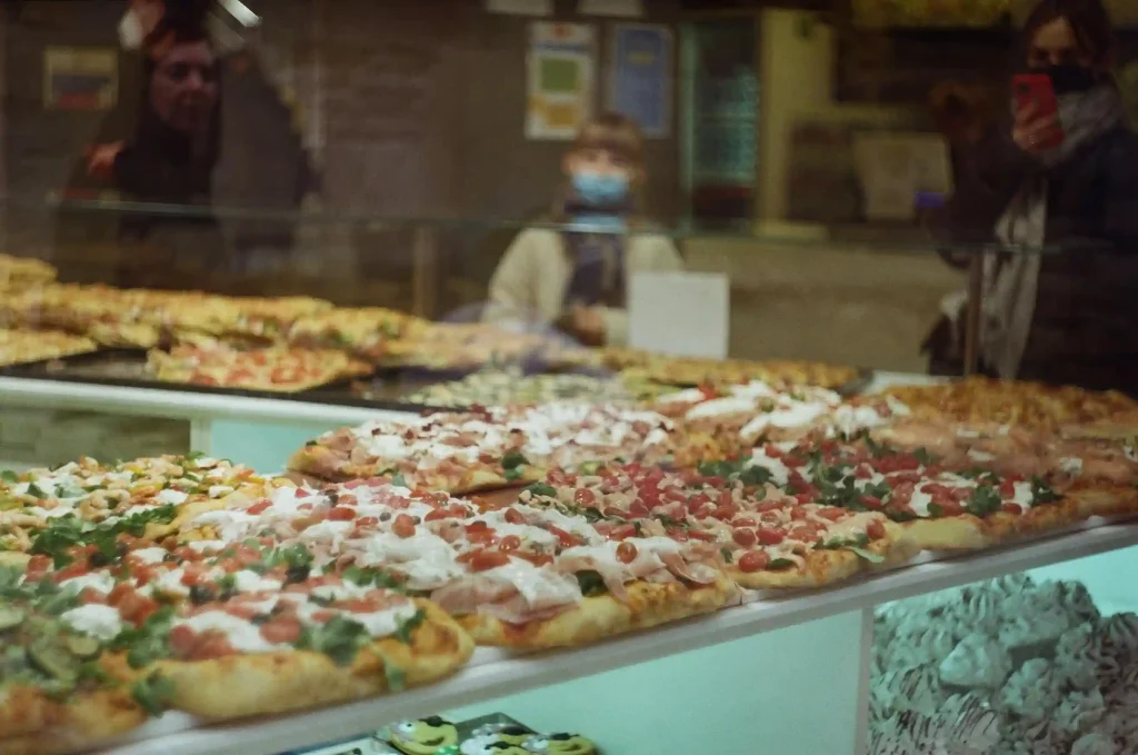 co zjeść w Rzymie - włoska pizza